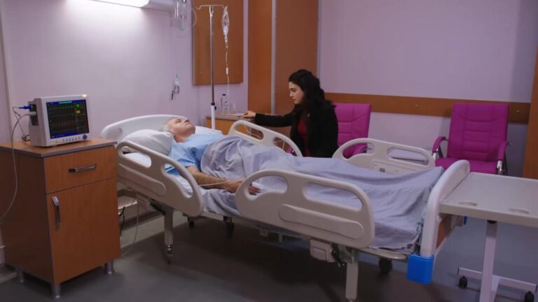 Przysięga odcinek 40: Emir i Reyhan wracają do Stambułu! Hikmet trafia do szpitala! [Streszczenie + Zdjęcia]