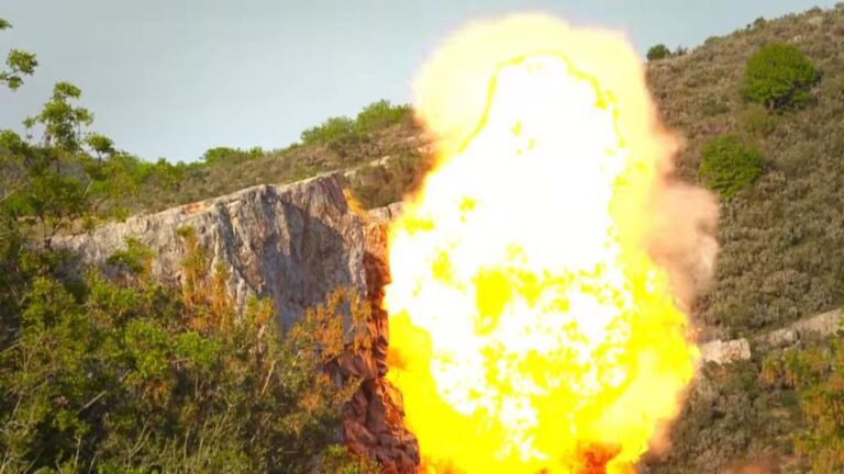 Elif odcinek 630: Śmierć Arzu! Samochód kobiety spada z urwiska i eksploduje! [Streszczenie + Zdjęcia]