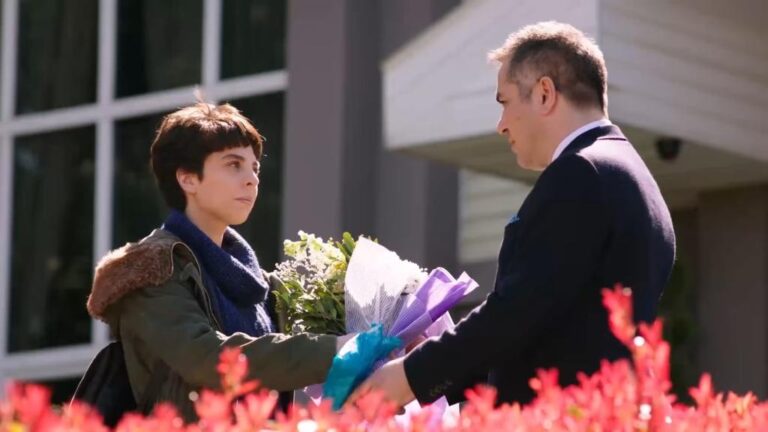 Przysięga odcinek 51: Soner wręcza Leyli kwiaty na oczach Kemala! Cavidan próbuje odzyskać dokument! [Streszczenie + Zdjęcia]