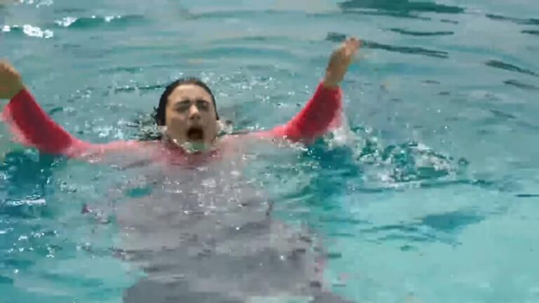 Przysięga odcinek 56: Cemre wrzuca Reyhan do basenu! Emir ratuje żonę! [Streszczenie + Zdjęcia]