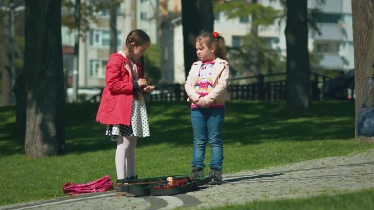 Elif odcinek 638: Elif i Inci zbierają pieniądze na spłatę kredytu! Yusuf szykuje się do otwarcia kawiarni! [Streszczenie + Zdjęcia]