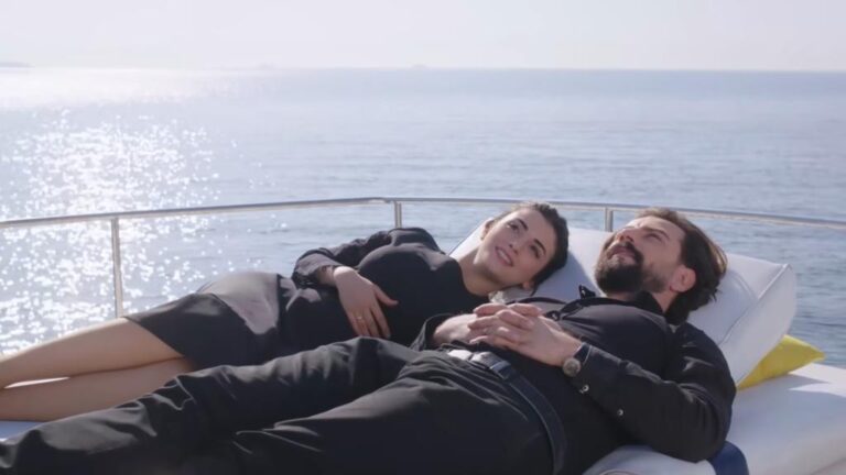 Przysięga odcinek 223 i 224: Emir porywa Reyhan i zabiera ją na rejs jachtem! Kemal wręcza prezent Narin! [Streszczenie + Zdjęcia]