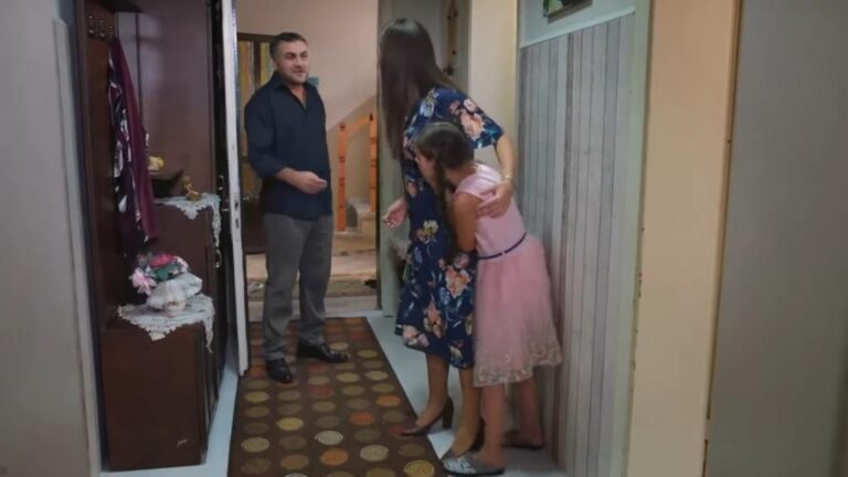 Elif odcinek 926: Właściciel domu nie daje spokoju Melek! Kerem mówi przez sen o Sureyyi! [Streszczenie + Zdjęcia]