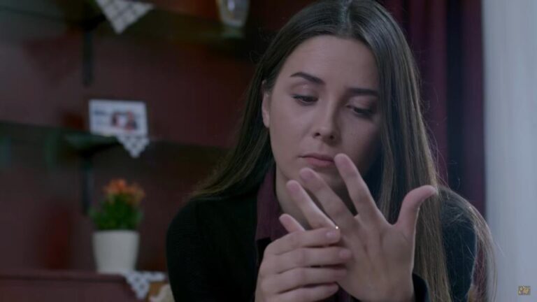 Elif odcinek 982: Rana przeciąga ludzi Tarika na swoją stronę! Melek postanawia sprzedać obrączkę ślubną! [Streszczenie + Zdjęcia]