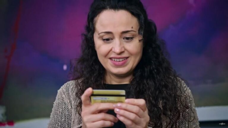 Przysięga odcinek 453: Hikmet wręcza Songul kartę bez limitu! Emir zabiera Feride do agencji ślubnej! [Streszczenie + Zdjęcia]