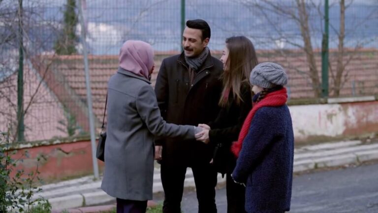 Elif odcinek 1052: Julide zgadza się zamieszkać w domu Leman po ślubie! Spotkanie Melek i Julide! [Streszczenie + Zdjęcia]