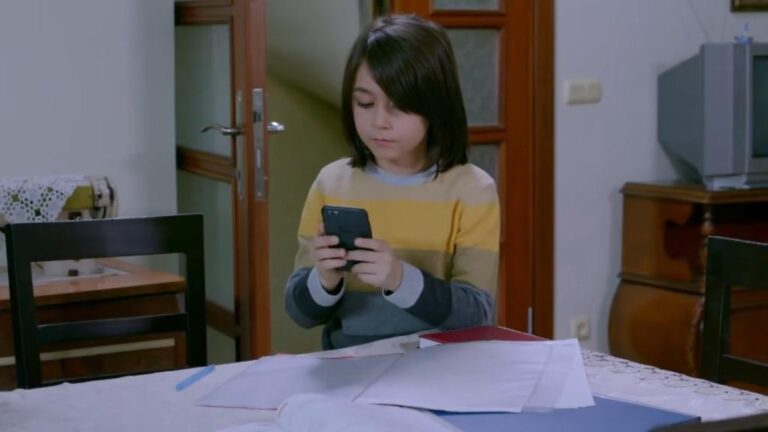 Elif odcinek 1097: Emirhan kradnie odpowiedzi na test! Fikret uznaje, że Melek miała halucynacje! [Streszczenie + Zdjęcia]