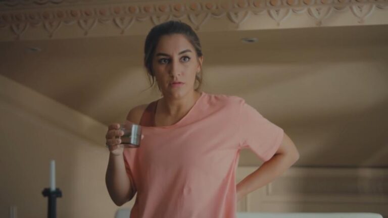 Miłość i przeznaczenie odc. 50: Emine widzi wiadomość o ślubie Faruka i Selin! Wraca do dzielnicy! [Streszczenie + Zdjęcia]