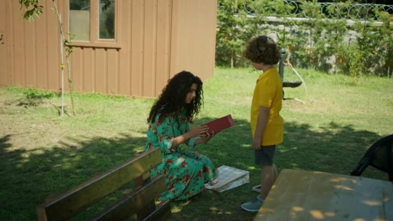 Przysięga odcinek 583: Yigit wręcza wróżce prezent! Gulperi znajduje narkotyki w plecaku Fatmy! [Streszczenie + Zdjęcia]