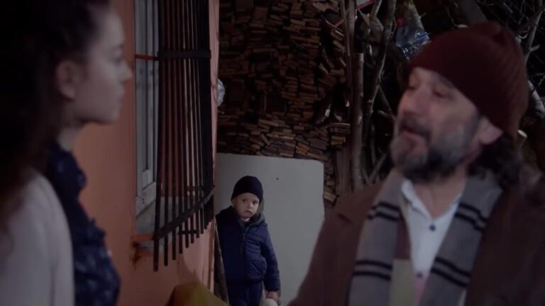 Zranione ptaki odcinek 11: Omer przychodzi przed dom Durmusa! Zostawia pluszaka! [Streszczenie + Zdjęcia]