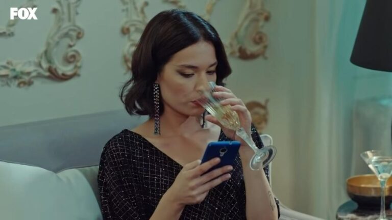 Zakazany owoc odcinek 43: Zehra upija się i wpada do morza! Zeynep przyłapuje Halita z inną kobietą! [Streszczenie + Zdjęcia]