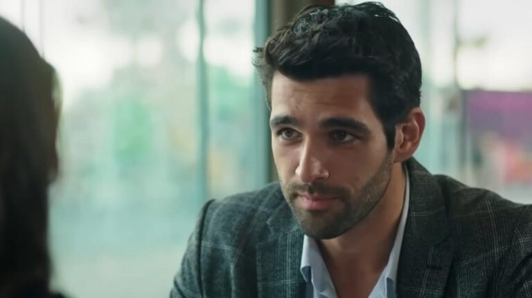 Ali w restauracji, wpatrzony w oczy siedzącej naprzeciwko Duygu