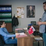 Scena na komisariacie. Ibrahim stoi przed biurkiem Kary, próbując ją przeprosić.