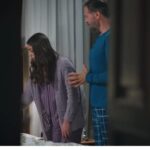 Kadr pokazuje perspektywę Yamana, który przez uchylone drzwi widzi Seher i Fikreta, jak wspólnie kładą Melek do snu.