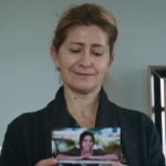 Kadr przedstawia Canan, która trzyma w rękach zdjęcie Seher i czyta dedykację znajdującą się na jego odwrocie.