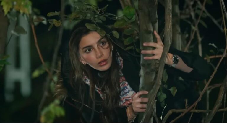 Kadr z 366. odcinka serialu "Dziedzictwo" przedstawia Duygu, która wspięła się na drzewo i z ukrycia obserwuje Aliego, rozmawiającego z inną kobietą.