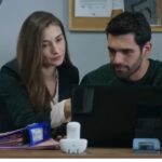 Kadr przedstawia prawniczkę Sedę oraz Aliego, którzy siedzą razem przy jego biurku.