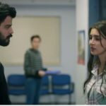 Kadr przedstawia korytarz komisariatu, na którym Volkan i Duygu rozmawiają ze sobą. W tle, niezauważona przez nich, stoi Kara.