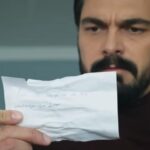 Yaman trzyma w ręku zdjęcie swojej żony, które wypadło z książki w pokoju Fikreta.