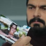 Kadr z 368. odcinka serialu "Dziedzictwo". Yaman czyta tekst na odwrocie zdjęcia Seher, które znalazł w pokoju Fikreta.