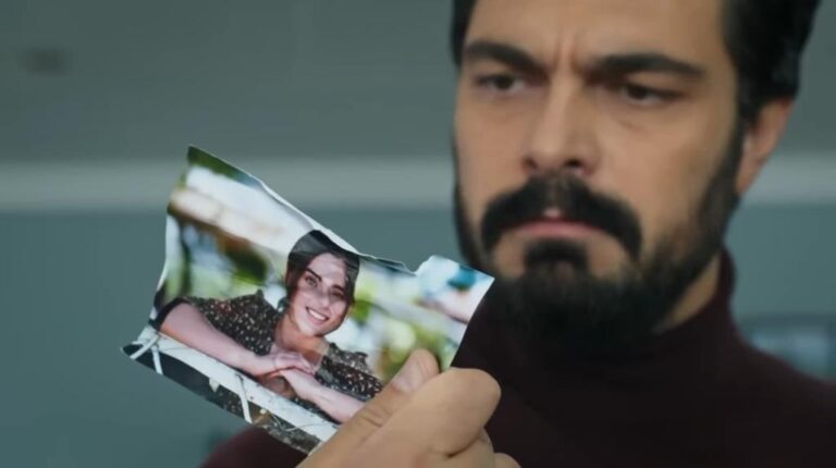 Kadr z 368. odcinka serialu "Dziedzictwo". Yaman czyta tekst na odwrocie zdjęcia Seher, które znalazł w pokoju Fikreta.