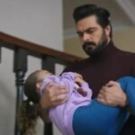 Yaman trzyma Melek na rękach.