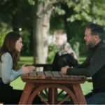 Seher i Fikret rozmawiają w parku.