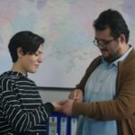 Ibrahim wkłada pierścionek na palec Kary.