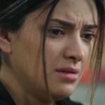 Zbliżenie na twarz zdruzgotanej Zuhal.