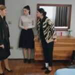 Canan wchodzi do pokoju Zuhal.