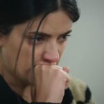 Zuhal przygryza pięść ze wściekłości.