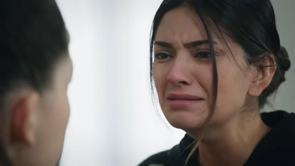 Kadr z 369. odcinka serialu "Dziedzictwo". Zuhal jest zdruzgotana swoją porażką z Canan.