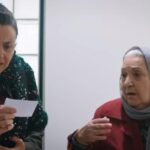 Semra znajduje tajemniczą wiadomość na wycieraczce. Obok niej stoi Sultan.