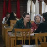 Semra i Sultan spotykają się w herbaciarni z nieznajomym.