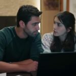 Ali i Duygu siedzą przed laptopem w domu komisarza.