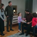 Melk pokazuje Yamanowi rysunek, jaki specjalnie dla niego narysowała. W pokoju znajdują się także Seher, Fikret i Yusuf.