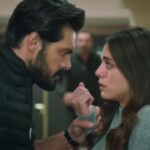 Yaman chwyta żonę za przegub. Za nimi pojawia się Fikret.