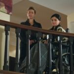 Canan, Zuhal i Cicek obserwują scenę kłótni na dole.