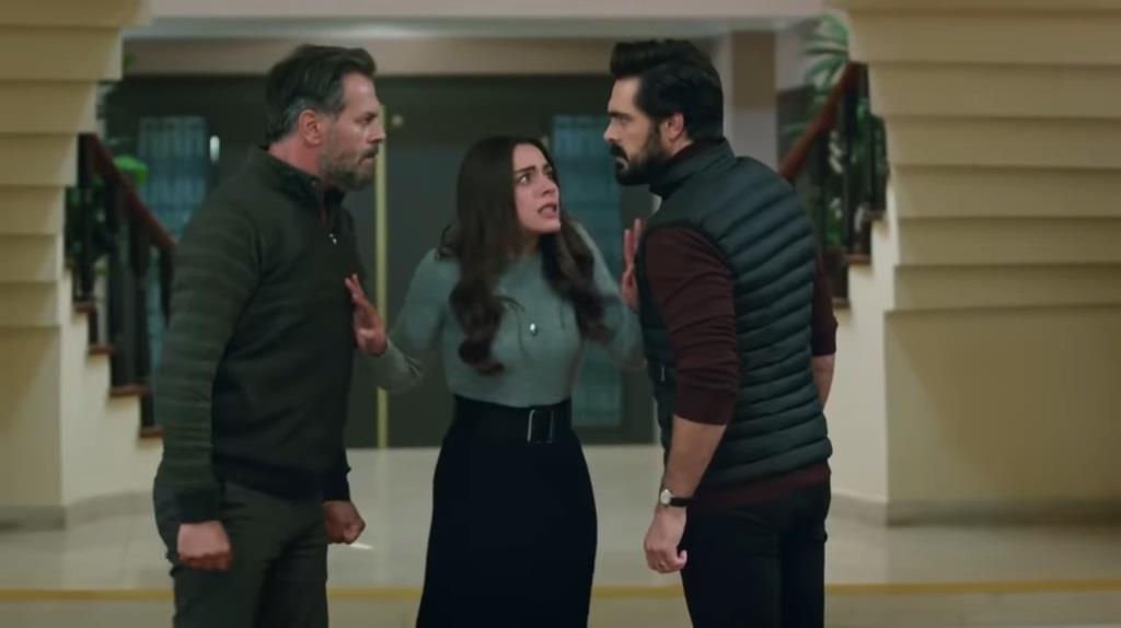 Kadr z 370. odcinka serialu "Dziedzictwo". Seher rozdziela walczących Yamana i Fikreta.