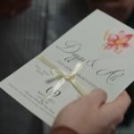 Zaproszenie ślubne, na którym wydrukowane są imiona Duygu i Aliego.