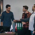 Kadr z 371. odcinka serialu "Dziedzictwo". Ibrahim podaje Aliemu zaproszeniem ślubne z imionami jego i Duygu.
