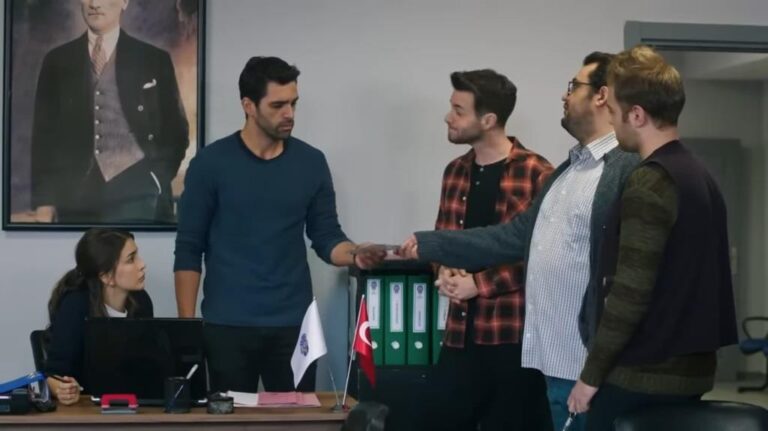 Kadr z 371. odcinka serialu "Dziedzictwo". Ibrahim podaje Aliemu zaproszeniem ślubne z imionami jego i Duygu.