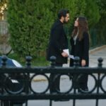 Seher konfrontuje się z mężem na drodze. Pokazuje mu drugą część listu.