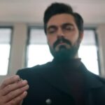 Yaman trzyma w dłonie obrączkę ślubną.