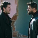 Porywacze rozmawiają na zewnątrz.