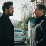 Yaman i Fikret stoją naprzeciwko siebie i rozmawiają.