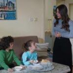 Seher rozmawia z Melek i Yusufem.