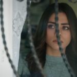 Seher wygląda przez okno.