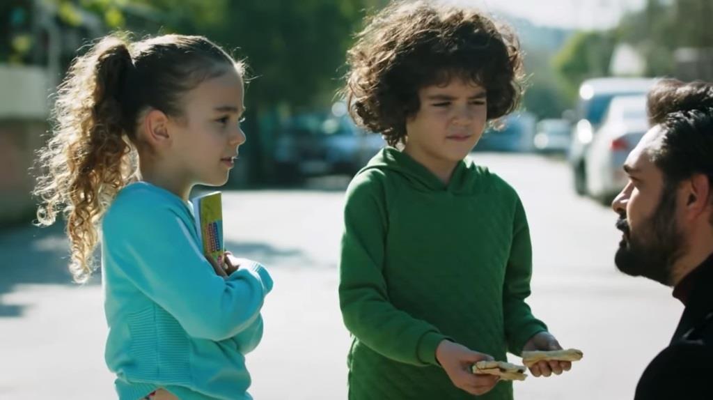 Kadr z 374. odcinka serialu "Dziedzictwo". Melek i Yusuf przynoszą Yamanowi przygotowane przez Seher tosty.