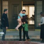 Yaman trzyma Melek na rękach. Yusuf przytula się do stryjka, a obok stoją Fikret i Seher.